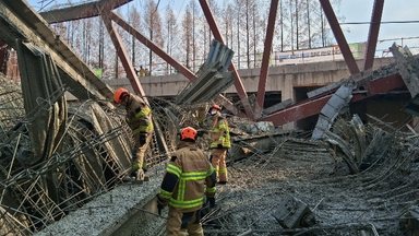 "바로 옆에서 무너졌다"…광주 도서관 신축 공사장 붕괴로 현장 아수라장[영상]