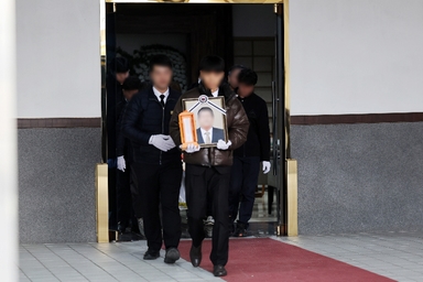 "일터에서 마지막 길로"…광주 도서관 붕괴 희생자들 발인 시작[영상]