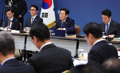 논란 커진 생중계 업무보고…"소통효과 더 크다"[영상]