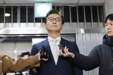 '정교유착 의혹' 전재수, 경찰 출석해 "불법적 금품수수 없었다"