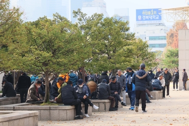 [날씨 LIVE] 추위 누그러지고 낮엔 14도…중부는 흐리고 비·눈