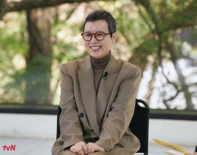 [강일홍의 이슈토크] '숏 헤어컷' 박미선, 10개월만의 방송복귀…유방암 극복
