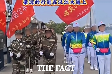 [이슈클립] 서울서 '군복' 입고 행진한 중국인들... 처벌 불가? (영상)