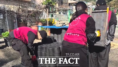 "연탄재 차지 마라, 힘드니까..." 땀 나게 오르내리는 '불씨 나눔' [오승혁의 '현장']
