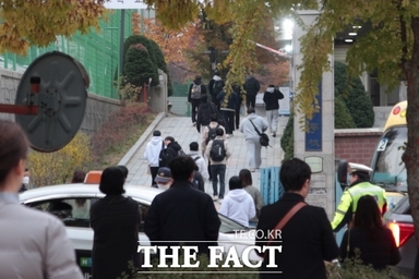 [현장FACT] 학부모는 눈물에 발 동동, 수험생은 키링에 인증샷…달라진 Z세대 수능 (영상)