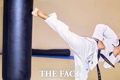 [이슈클립] 태권도 관장이 女 관원 불법 촬영…카메라엔 무려 '1년치 녹화물' (영상)