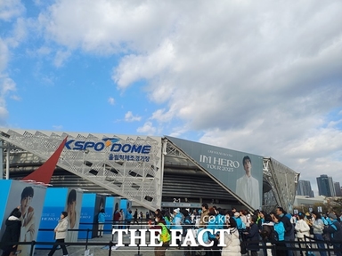 [강일홍의 현장] 임영웅 '서울콘' 첫날, 올림픽공원 뒤덮은 '하늘빛'