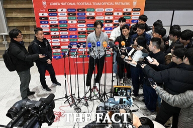 "응원" vs "사퇴"...'귀국' 홍명보 "앞으로의 준비가 성패 가를 것" [오승혁의 '현장']