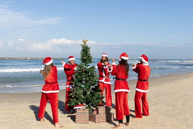 이스라엘관광청, 산타가 서핑하는 텔아비브 연말