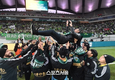 갑작스러운 작별, 영광으로 가득했던 전북 시즌 포옛 감독의 충격적인 결말로 막 내리다